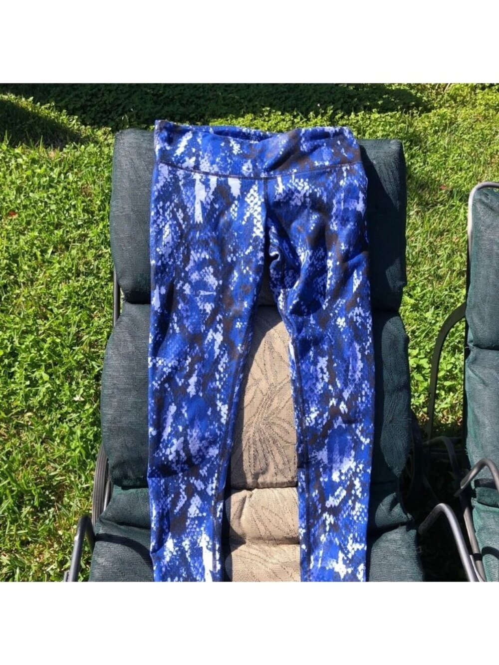 Alo Yoga - Airbrush Leggings in Blue Snake Python - Size Small